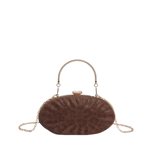 Pochette ovale marron à motif léopard avec poignée dorée et fermoir cristal sur blanc