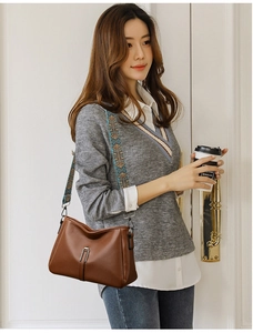 Sac bandoulière en cuir marron avec large sangle ethnique et boucle en métal argenté