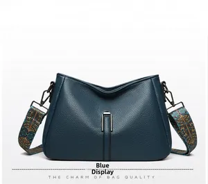 Détail du sac à main en cuir bleu avec bandoulière jacquard colorée de style ethnique