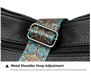 Détail du sac en cuir noir avec bandoulière géométrique colorée et boucle en métal argenté