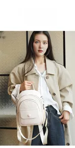 Nahaufnahme des weißen Mini-Rucksacks aus PU-Leder mit Litschi-Maserung und Gurten