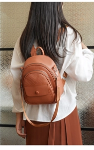 Mini-Rucksack aus karamellfarbenem Kunstleder mit Kieseltextur und Doppelreißverschluss