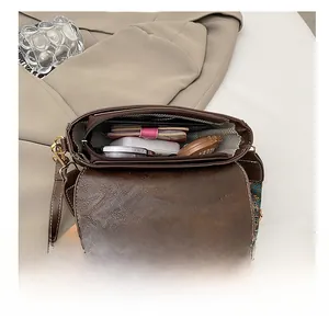 Détails de l'intérieur de la sacoche à bandoulière avec double compartiment spacieux