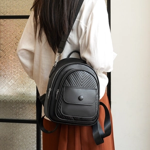 Damen Rucksack aus schwarzem Leder mit V-Steppung und verstellbaren Schultergurten