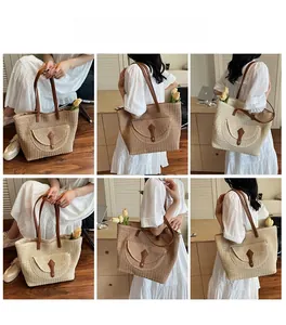 Vues détaillées du grand sac cabas en paille avec poignées en cuir en décor intérieur