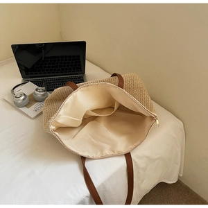 Détail de l'intérieur du sac en paille avec fermeture éclair et poche de rangement spacieuse