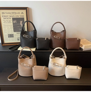 Ensemble sac seau et pochette en cuir grainé noir, café, abricot et blanc crème chic