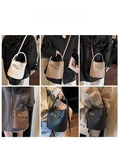Vue détaillée de quatre sacs seaux en cuir grainé en blanc, kaki, marron et noir
