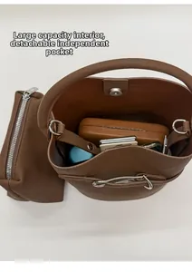 Vue intérieure du sac seau marron en cuir grainé avec pochette amovible et grande capacité