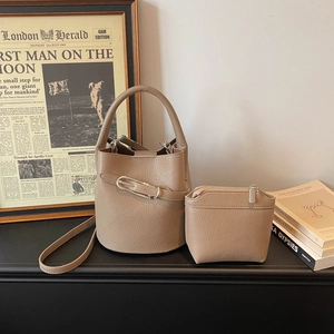 Sac seau en cuir grainé taupe avec bandoulière et pochette intérieure zippée
