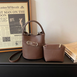 Ensemble sac seau en cuir grainé marron avec pochette assortie et décor vintage