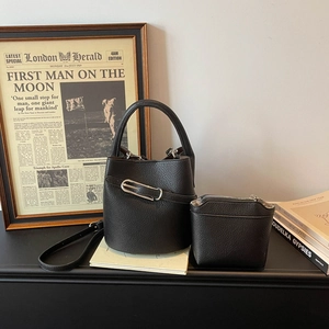 Sac seau classique en cuir noir avec boucle argentée et petite pochette interne