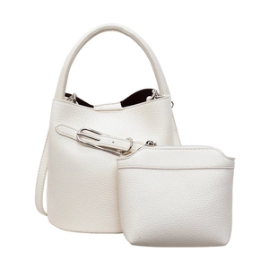 Ensemble sac seau blanc en cuir grainé avec pochette assortie et boucle argentée
