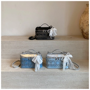 Tres bolsos caja de mezclilla vintage con lazos de encaje y perlas en gradas