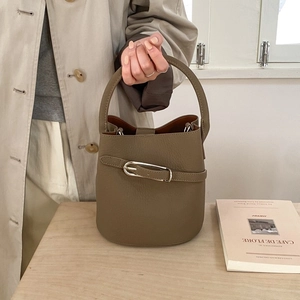 Sac seau classique en cuir grainé marron avec boucle métallique argentée élégante