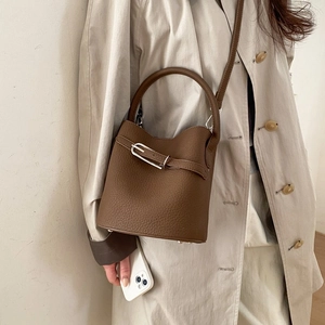 Sac seau classique en cuir grainé marron foncé avec poignée et bandoulière réglable