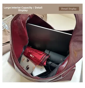 Geräumiges Innenleben der weinroten Kunstledertasche mit Platz für Laptop und Zubehör