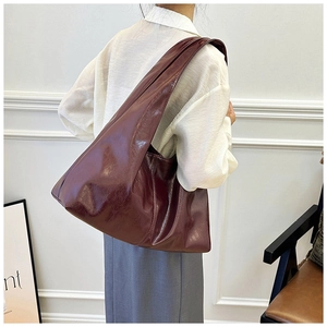 Detailansicht der burgunderfarbenen Lackleder-Tasche mit edler Textur und Vintage-Finish