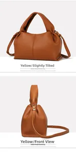 Sac à main jaune en cuir grainé avec poignée plissée et bandoulière réglable de détail