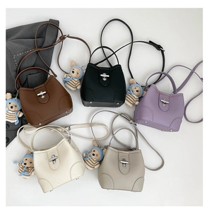 Detailed collection of mini litchi grain bucket bags in five colors with cute teddy charms