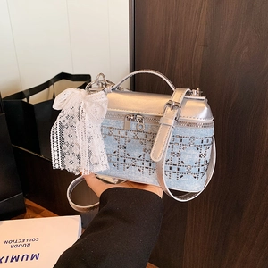 Mini bolso bandolera de mezclilla y cuero plateado con diamantes de imitación y encaje