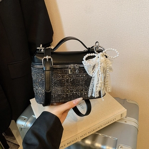 Bolso vanity box de denim vintage con strass, tachuelas y colgante de lazo de perlas