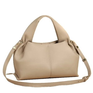 Sac à main beige élégant en forme de nuage avec texture cuir et détails dorés