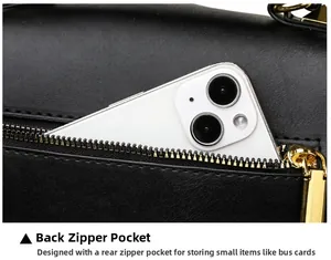 Détail d'un sac à main en cuir noir avec poche arrière zippée pour le rangement d'un téléphone