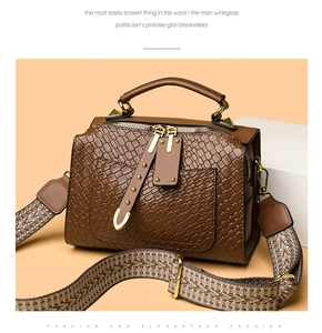 Détail du sac bandoulière marron tressé avec large bandoulière amovible et ajustable