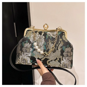 Détail du sac de soirée brodé vintage avec poignée en perles et cadre doré élégant