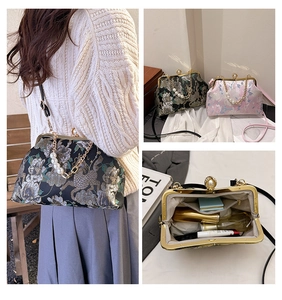 Détail d'un sac de soirée brodé vintage avec poignée en perles et intérieur à chaîne