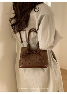 Sac seau en tweed à pois avec nœud en cuir et bandoulière réglable élégante