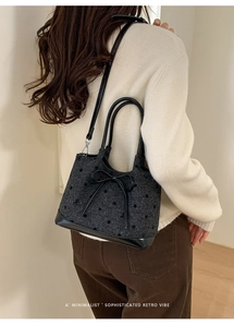 Détail du nœud décoratif et du tissu à pois texturé sur le sac à bandoulière