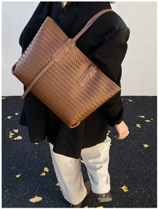 Gros plan du sac cabas marron tissé avec un savoir-faire artisanal en cuir tressé