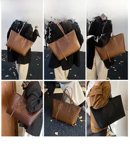 Trois sacs cabas tressés en marron et noir présentés dans divers décors de style de vie