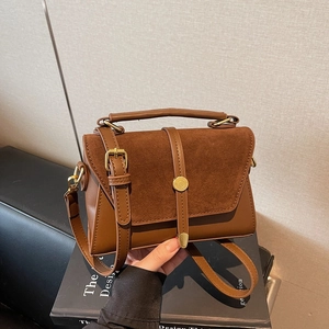 Borsa a tracolla vintage marrone con finitura opaca e dettagli in oro