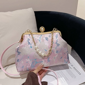 Pochette de soirée brodée de fleurs roses avec fermoir perle et bandoulière chaîne