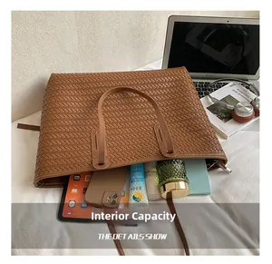 Capacité intérieure du sac cabas tressé contenant ordinateur, téléphone et cosmétiques