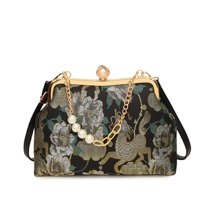 Sac cheongsam vintage avec broderies de pivoines et fermoir élégant en perles fines