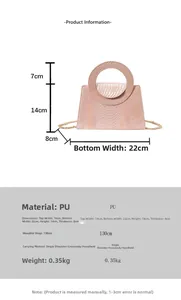 Détail du sac à main rose motif serpent montrant la texture PU et les dimensions
