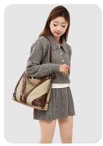 Détails du sac fourre-tout en toile beige avec sangles en cuir brun et rivets