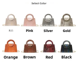 Vue détaillée de sacs à main en similicuir à motif crocodile en huit couleurs variées