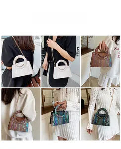 Sac à main chic avec texture serpent, bandoulière chaîne et poignée ronde en divers coloris