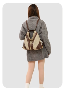 Détail d'un sac à dos rétro en toile avec garniture en cuir brun et rivets dorés