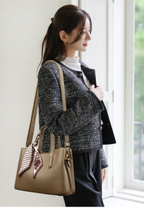 Borsa tote in pelle marrone a grana con elegante dettaglio di foulard in seta sul manico