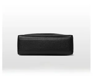 Détail du fond plat d'un sac à main noir en cuir grainé avec des coutures de haute qualité