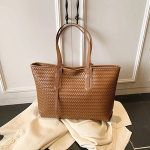 Sac cabas tressé en cuir marron avec motif damier pour un look élégant