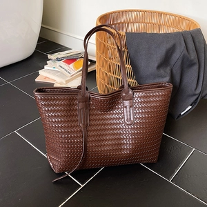 Sac fourre-tout en cuir tressé marron à grande capacité avec double poignées élégantes