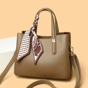 Borsa tote marrone in pelle con logo M e foulard decorativo sul manico superiore