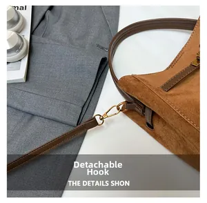 Détail du sac en daim marron mat avec crochets en laiton vintage et bandoulière amovible